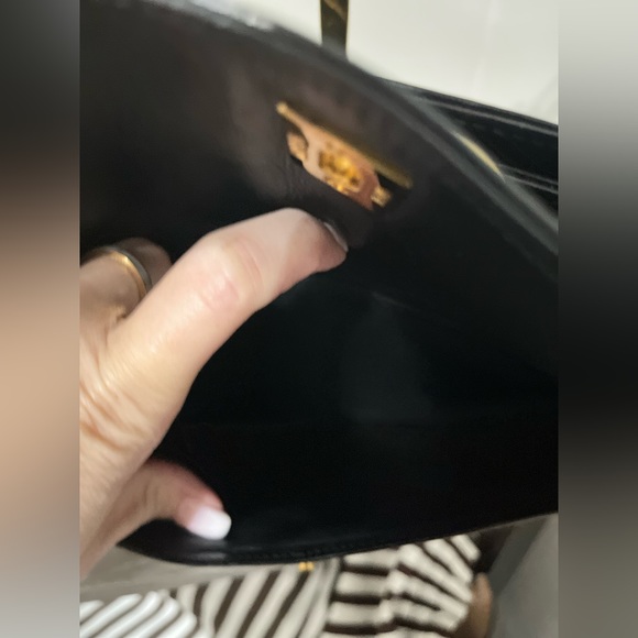 Chanel Black Parent Leather Shoulder Bag with CC logo - Picture 8 of 15